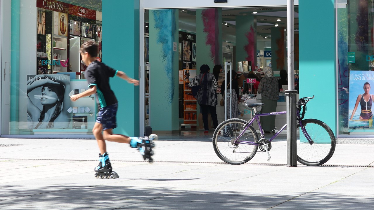 http://www.espanaaqui.com.br/pdf/Fotos/Setembro/Salir%20en%20patines%20delante%20de%20las%20tiendas%20mientras%20te%20miran%20los%20anuncios.jpg